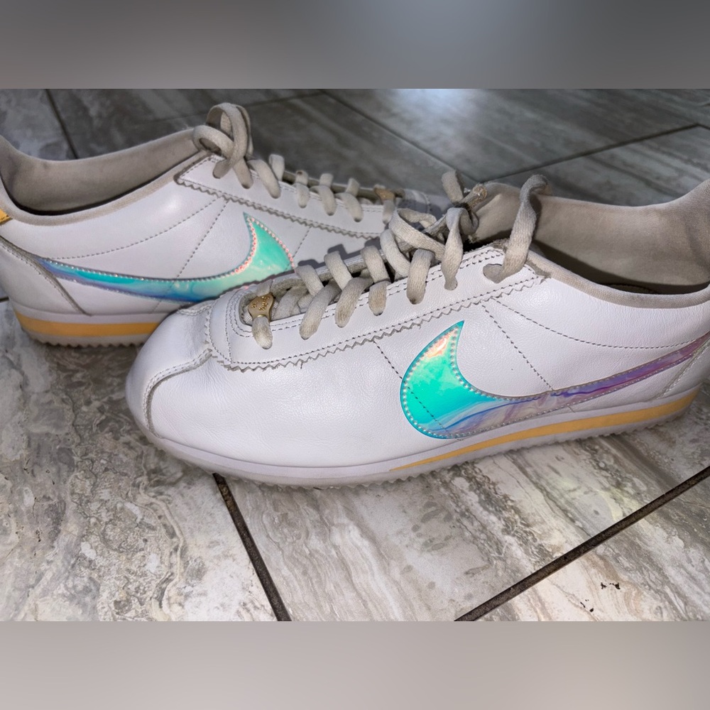 Nike White Sneakers with Iridescent Detail size 10.5 retro fashion shoes